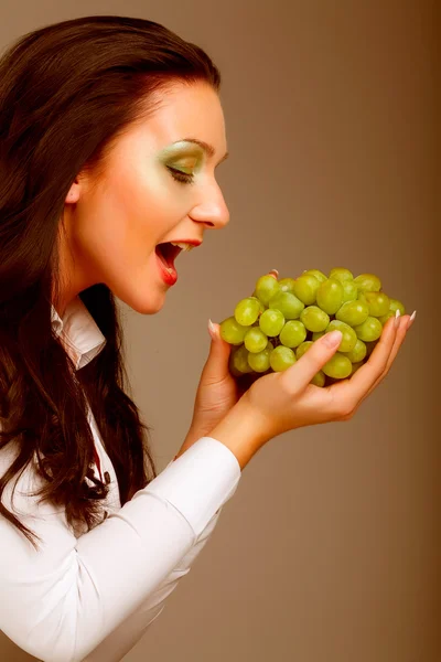 Femme avec un bouquet de raisins — Photo