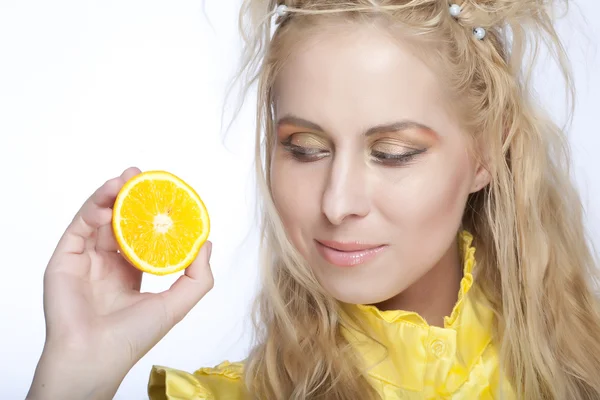 Faccia di bella donna con arancione — Foto Stock