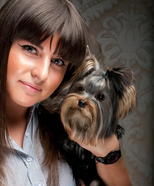 Chica joven con su cachorro Yorkie — Foto de Stock