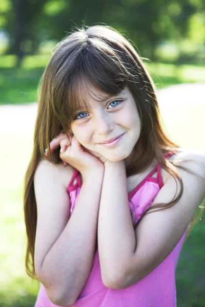 Portret młodej blond dziewczyny gry w parku — Zdjęcie stockowe