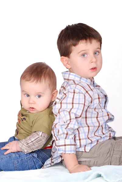 Два мальчика братья. — стоковое фото