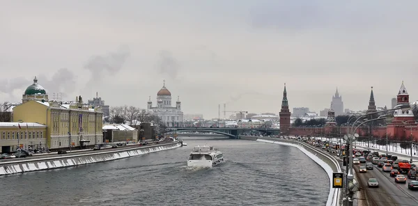 Moskva-Fluss mit dem Schiff lizenzfreie Stockfotos