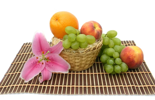 Lily och frukt — Stockfoto