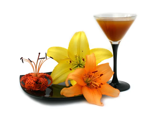 Bodega con zumo de melocotón y flores —  Fotos de Stock