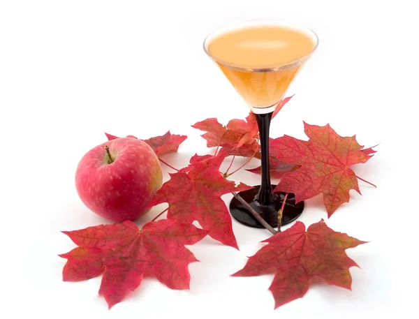 Apfel und Wein mit Ahornblättern — Stockfoto