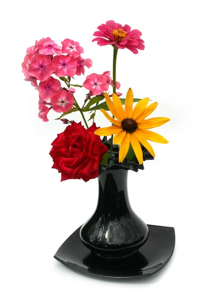 검은 꽃병에 아름 다운 꽃 — 스톡 사진