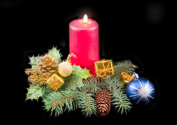 Свечи и новогодние украшения — стоковое фото