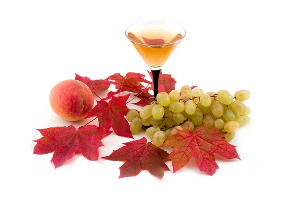 Φρούτα και το κρασί με τα φύλλα σφενδάμου — Φωτογραφία Αρχείου