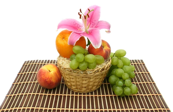Frukt i en gul korg — Stockfoto