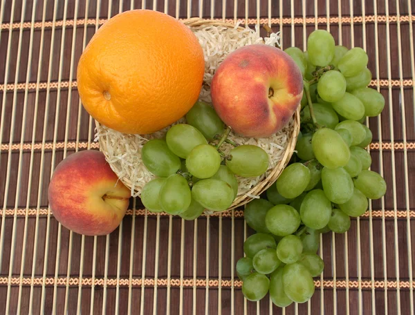 Fruta sobre um fundo branco — Fotografia de Stock