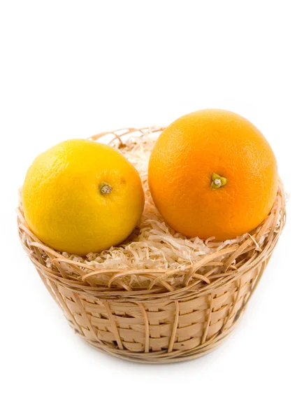 白い背景の上のバスケットにレモン — ストック写真