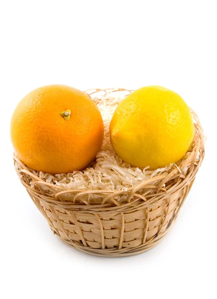 Лимон в кошику разом з апельсином — стокове фото