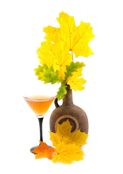 Maple e galhos de carvalho com vinho — Fotografia de Stock