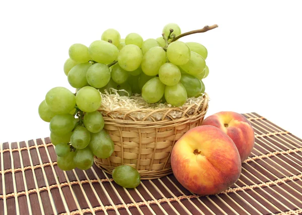 Perziken en druiven — Stockfoto