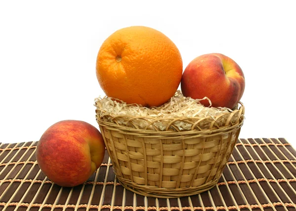 Pêssegos e laranja — Fotografia de Stock