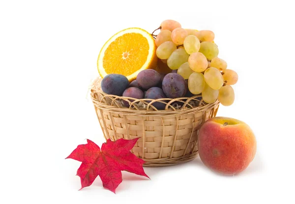 Sárga kosár és gyümölcs szőlő — Stock Fotó