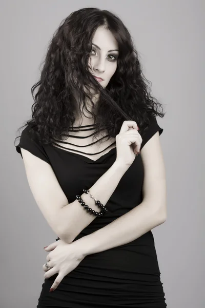 Siyah saçlı genç bir kadın portresi, stüdyo — Stok fotoğraf