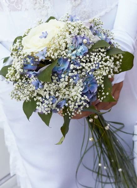 Невеста держит свадебный букет . — стоковое фото