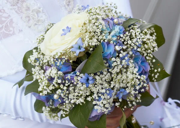 Una sposa tiene il suo bouquet. Da vicino. . — Foto Stock
