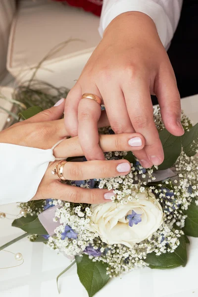 Руки жениха и невесты показывают кольца . — стоковое фото