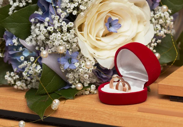 Esküvői részletek: csokor és gyűrűk. — Stock Fotó