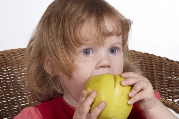 apple ile küçük kız