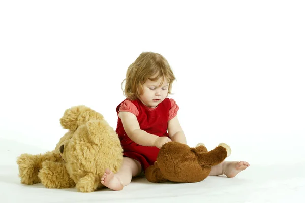 Маленькая девочка играет с плюшевыми игрушками Стоковое Изображение