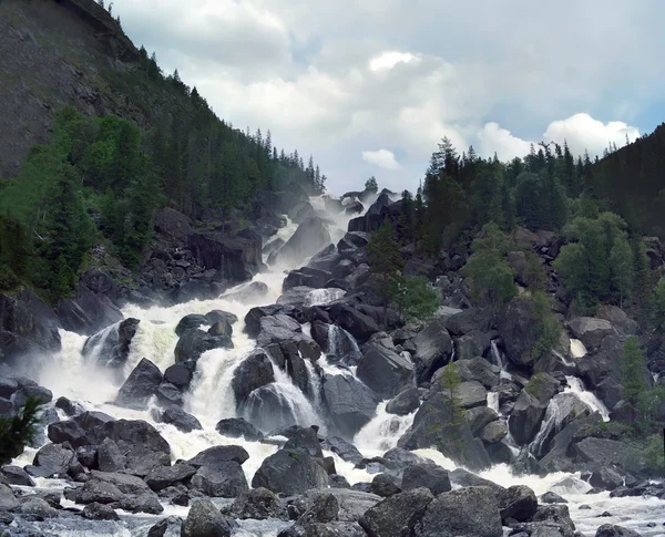Die großen Tschultschinski-Wasserfälle lizenzfreie Stockfotos