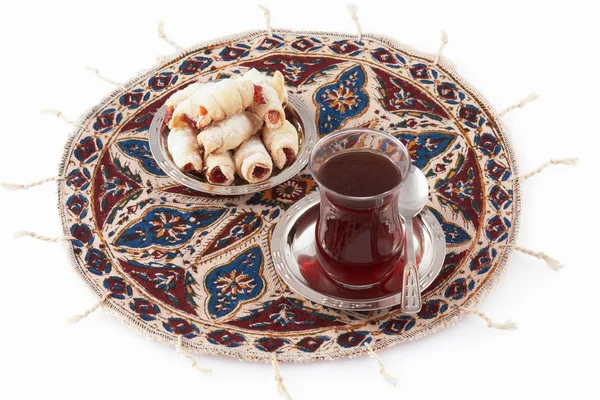 Tee und Kekse auf dem qalamkar serviert Stockbild