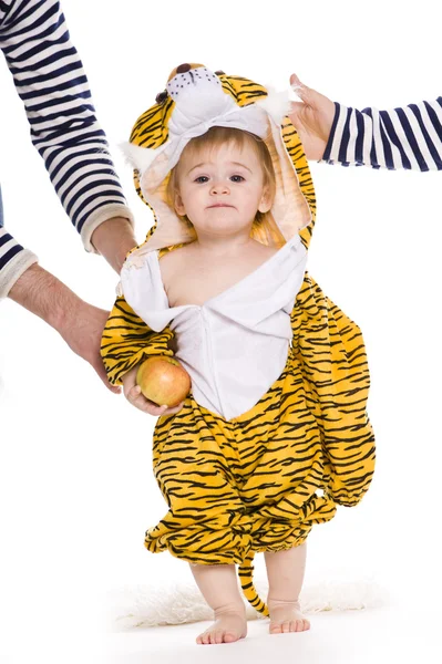 Tiger med äpple — Stockfoto