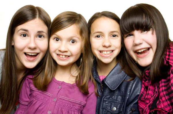 Τέσσερις χαρούμενος και χαμογελαστός νεαρά κορίτσια — Φωτογραφία Αρχείου