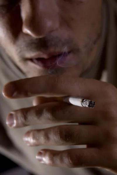 Sigaret in de hand — Stockfoto