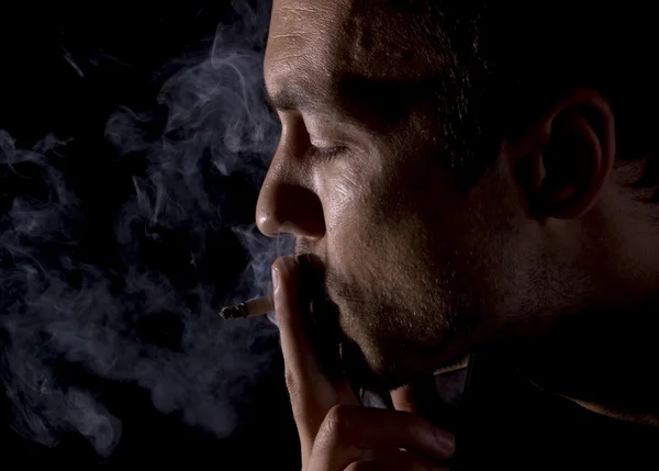 Cigarettázott, fiatal férfi — Stock Fotó