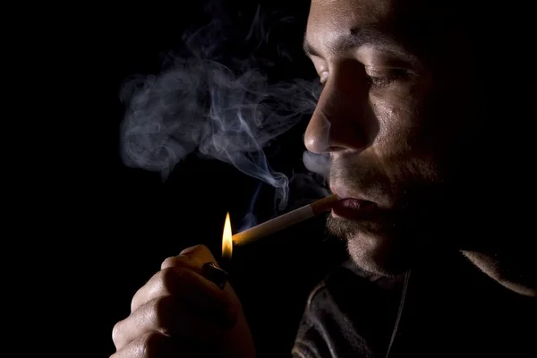 Jonge man verlichting een sigaret — Stockfoto