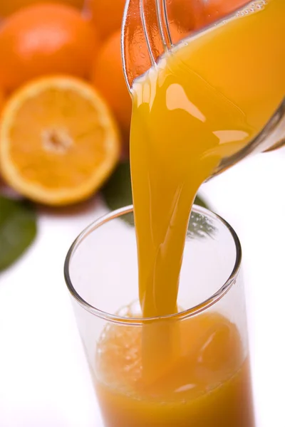 Jus d'orange versé dans un verre — Photo
