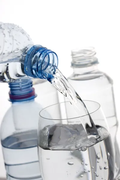 Питна вода в пляшках — стокове фото