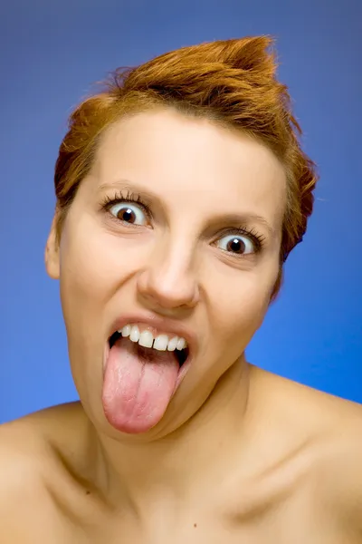 Красивая женщина показывает свой язык — стоковое фото