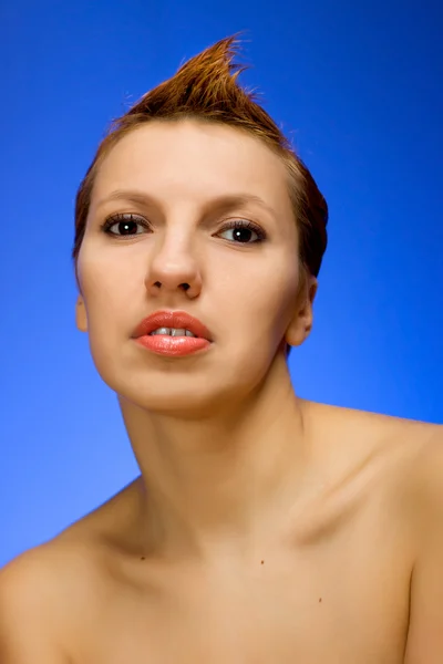 Schöne Frau auf blauem Hintergrund — Stockfoto