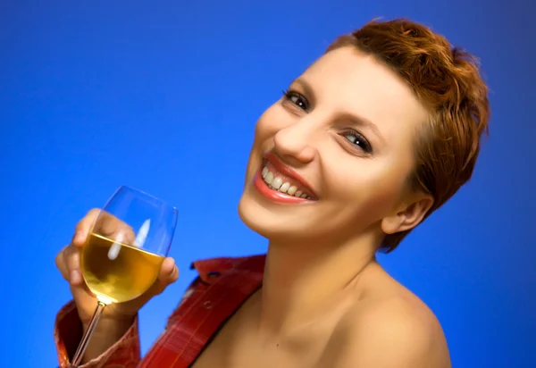 Mulher bonita bebendo vinho branco — Fotografia de Stock