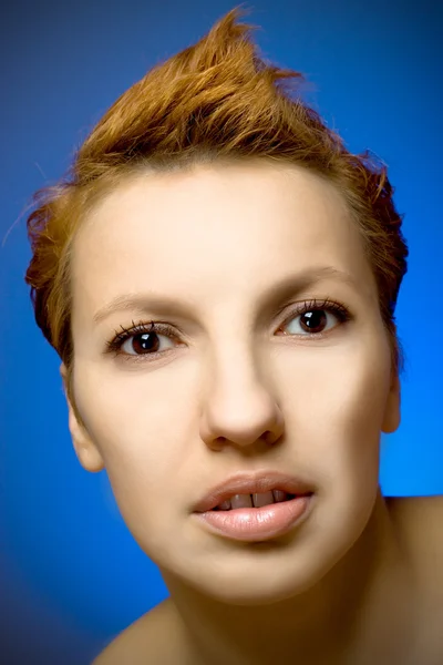 Schöne Frau auf blauem Hintergrund — Stockfoto