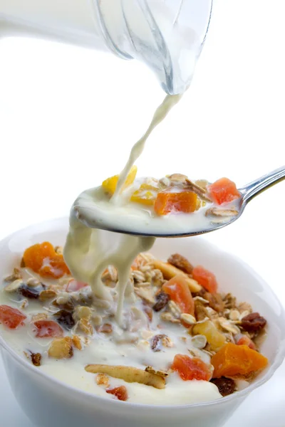 Gedroogde vruchten muesli geserveerd met melk — Stockfoto