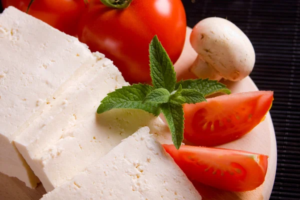 Белый сыр с помидорами и грибами — стоковое фото