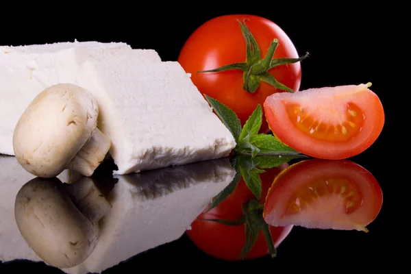 Queijo feta branco com tomate e mushro — Fotografia de Stock