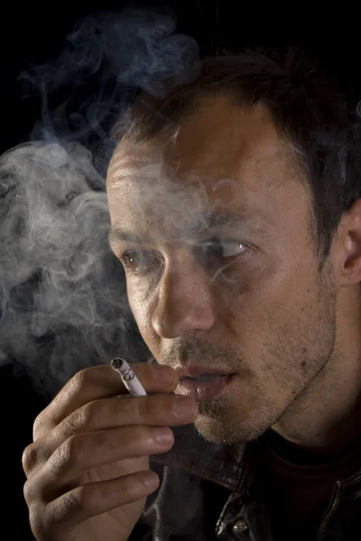 Jonge man roken van een sigaret — Stockfoto