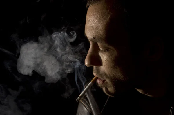 若い男がタバコを吸う — ストック写真
