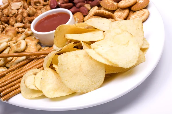 Bramborové chipsy a slané občerstvení — Stock fotografie