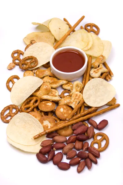 Chips och salta snacks isolerad på vit — Stockfoto