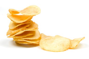 Beyaz üzerinde izole patates cipsi