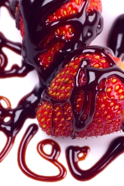 Erdbeerfrucht mit Schokoladenbelag — Stockfoto