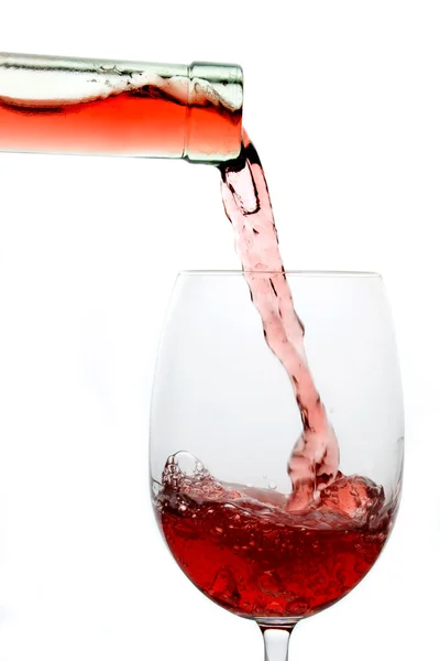 Kırmızı şarap bardağa döküldü. — Stok fotoğraf